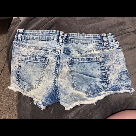 Cut off Jean Shorts - Picture 2 of 3